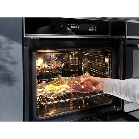 60cm UltimateTaste 900 built-in single oven with 70L capacity - KOAAS31X